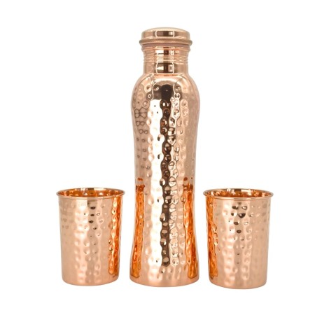 Miedziana-butelka-dwa-kubki-miedziane
