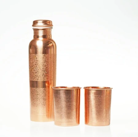 Zestaw ozdobnych naczyń miedzianych CARVE: butelka 950ml + 2 kubki 250ml Bangalore